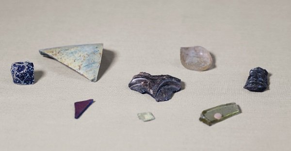Fragments of glass (various dimensions)