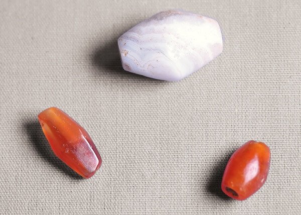 Hardstone beads from Gao Ancien and fragments of glass excavated at Gao Saney